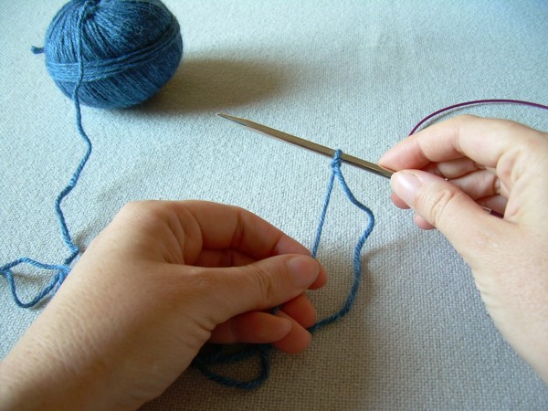 Inizia a posizionare la prima maglia su una delle punte