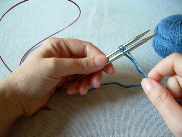 Avvolgi il filo attorno alla punta superiore nella stessa maniera