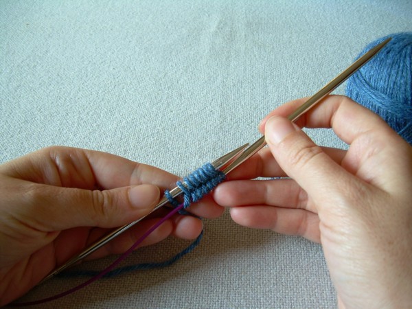 Sfila il ferro inferiore facendo scivolare le maglie sul cavo