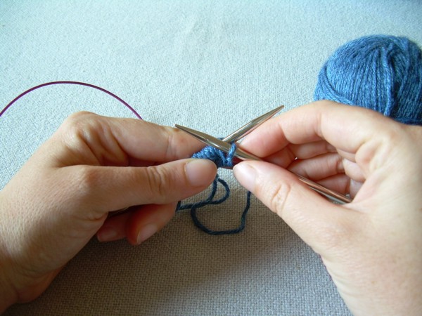 Lavora le maglie sul ferro a dritto usando la tecnica magic loop