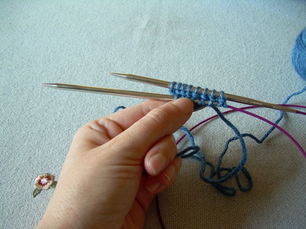 Riporta le maglie inferiori sul ferro facendolo scorrere all'indietro