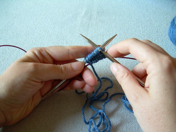 Gira il lavoro e lavora le maglie sul ferro a dritto