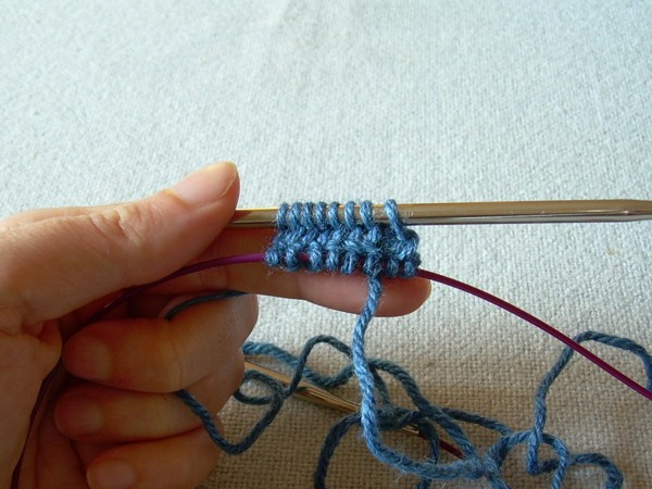 Tutte le maglie sono state lavorate due volte, è possibile proseguire con la lavorazione circolare