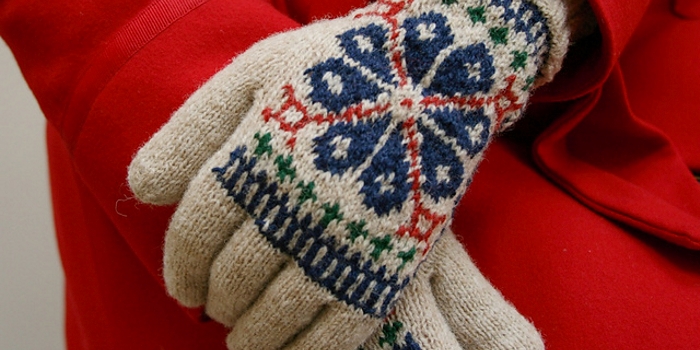 Elegant Coat Gloves di Susan Crawford, oroginariamente su “Vintage Gifts to Knit”