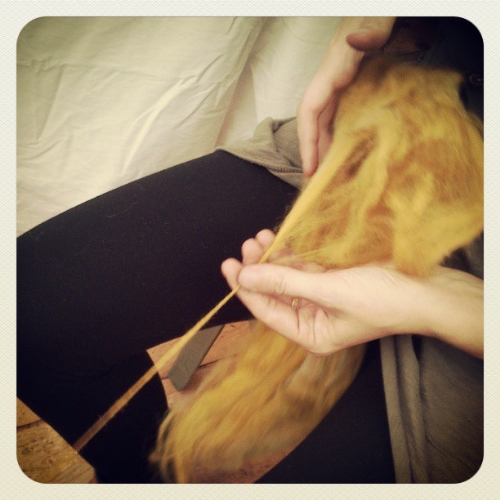 Filtura artigianale della lana, Stefania Benzi – Matassa Ultravioletta.