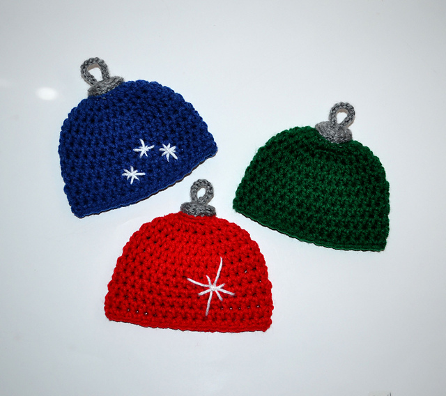 All'uncinetto, questi berrettini trasformeranno qualsasisi bebè in una pallina per l'albero di Natale