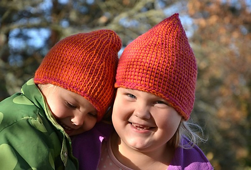 L'uncinetto tunisino bicolore da solo ha abbastanza texture per dare senso a questi facili berrettini