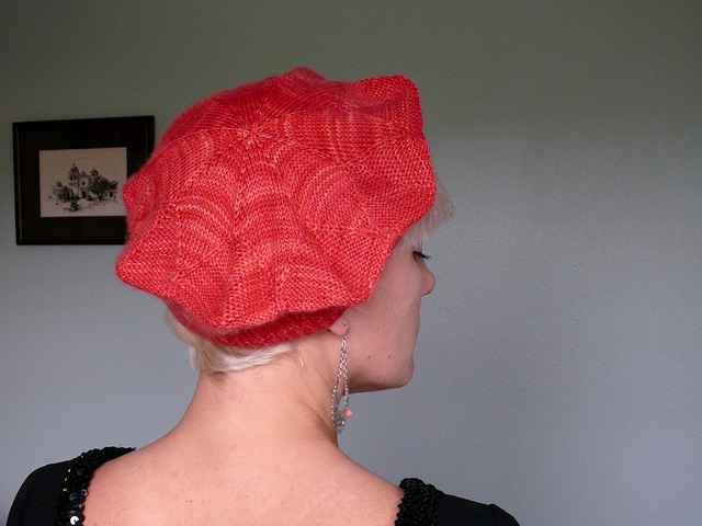 Il basco Tiara Crown gioca con un filato screziato tono-su-tono