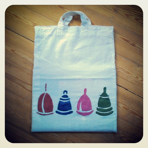 Borsina decorata con sagome di coppette mestruali