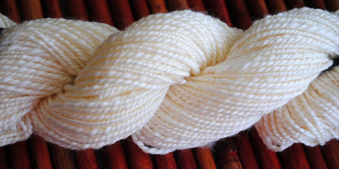 Matassia di fibra di latte filata da Crafty Andy