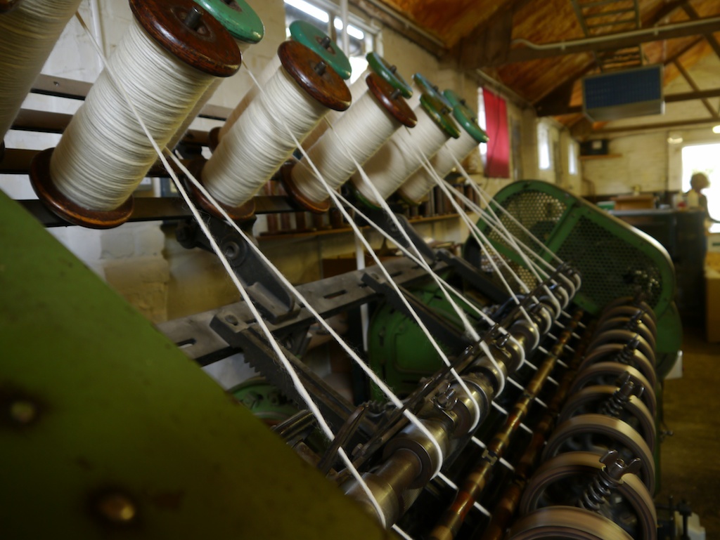 Una fase della filatura, fotografia di Tom of Holland