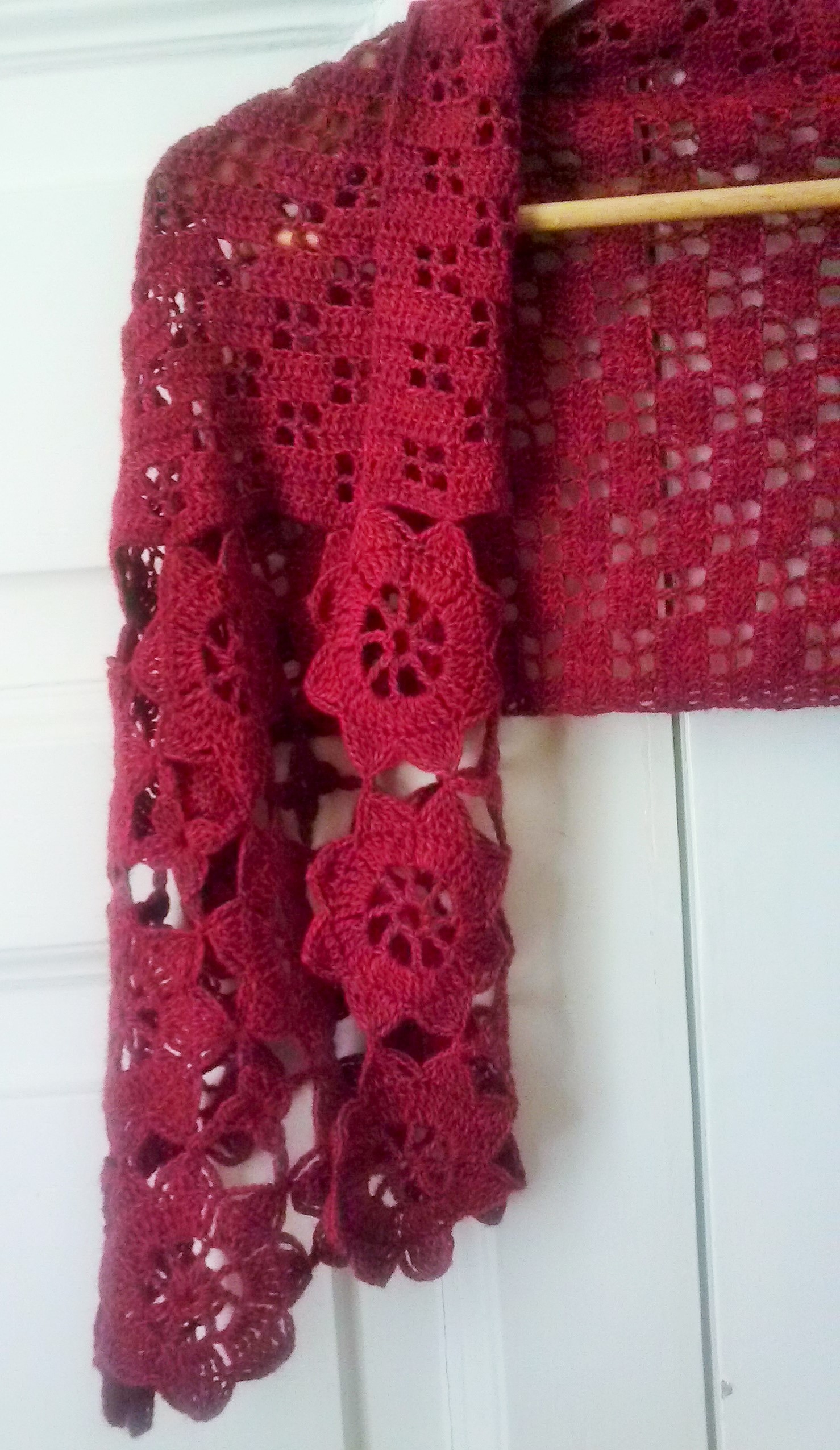 Stola in pizzo lavorata con un uncinetto da 3 mm