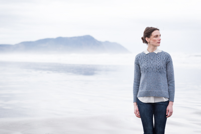 Un modello della raccolta Woolens di Brooklyn Tweed