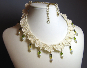 Crochet Lace & Bead Necklace di Catherine Chant: modello di collana per Natale