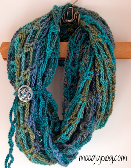 Artfully Simple Infinity Scarf: Natale all'uncinetto