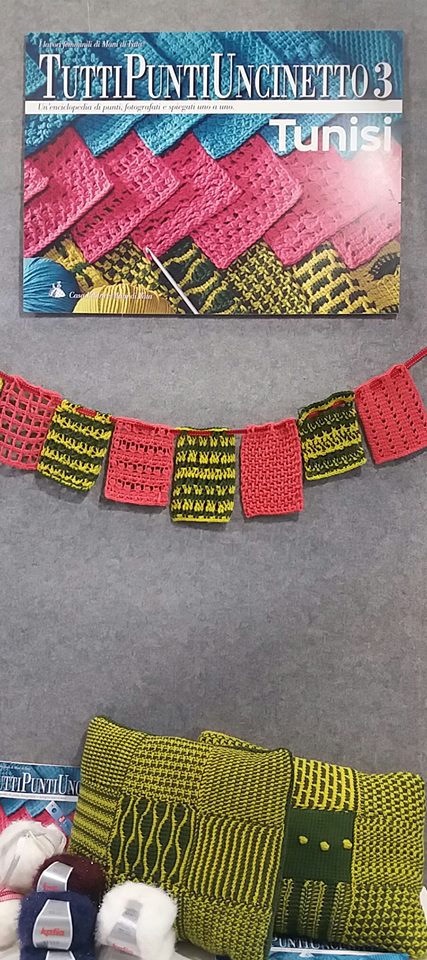 Stand di Mani di Fata - Canetta a Creattiva Milano, con campioni eseguiti all'uncinetto tunisino