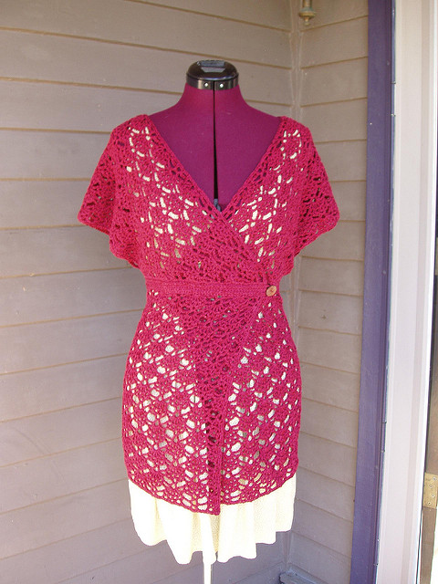 Tunica all'uncinetto, in pizzo, con scollo a v e chiusura a portafoglio.