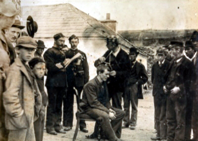 Non uno degli uomini irlandesi in questa foto indossa un Aran