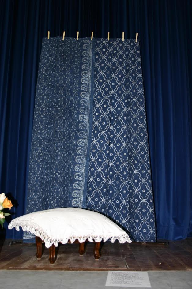 Coperte blu tradizionali della Valle Grana, immancabili nei corredi nuziali. Di filo in filo, mostra tessile a Caraglio