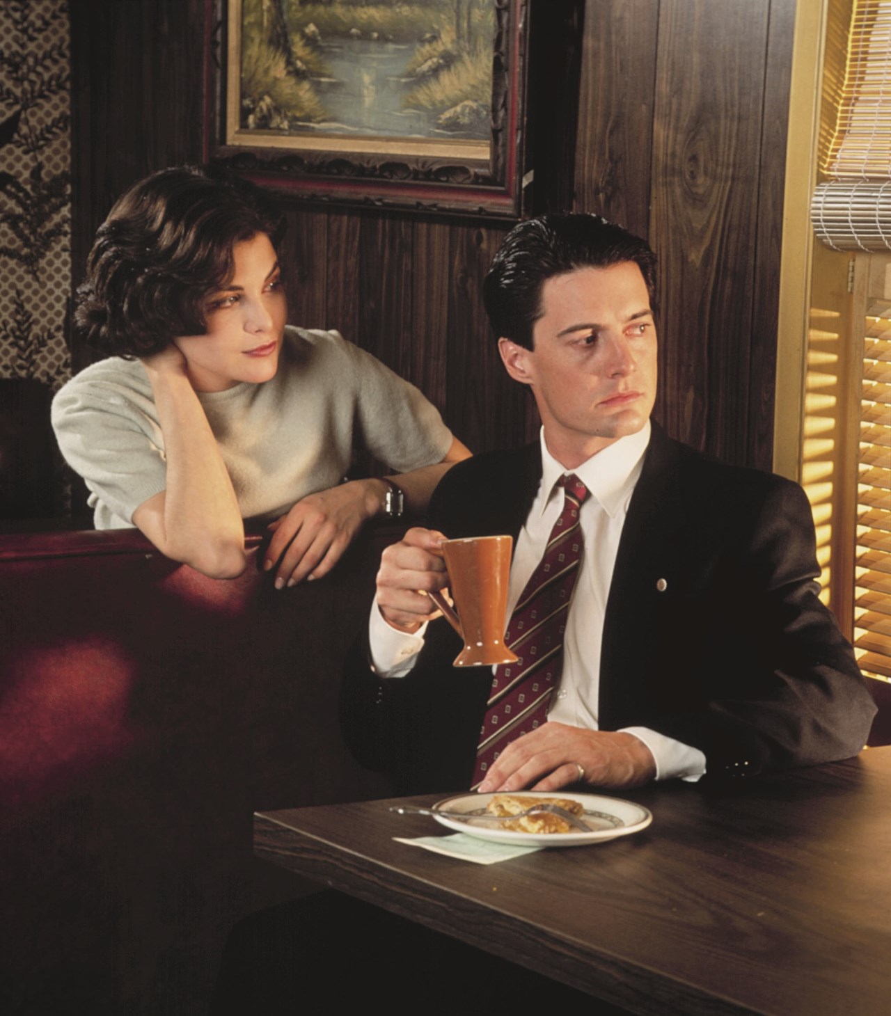Audrey Horn col suo maglione e l'agente Dale Cooper col suo caffè nero e la sua torta di cliegie.