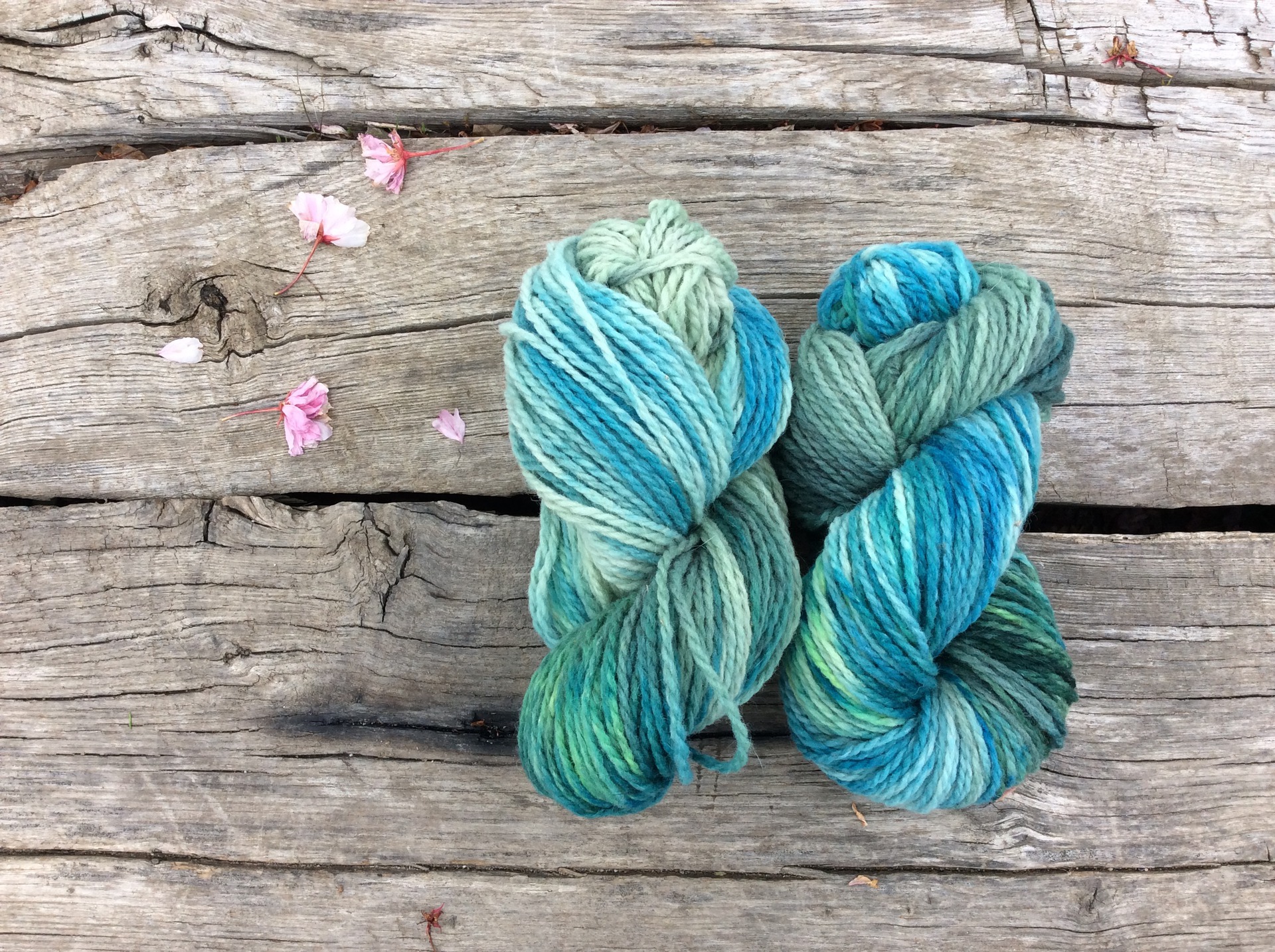 Lana Km Zero tinta a mano 'Antille' di Fish&Stich filati artigianali Lana Km Zero tinta a mano 'Antille' di Fish&Stich, filati artigianali