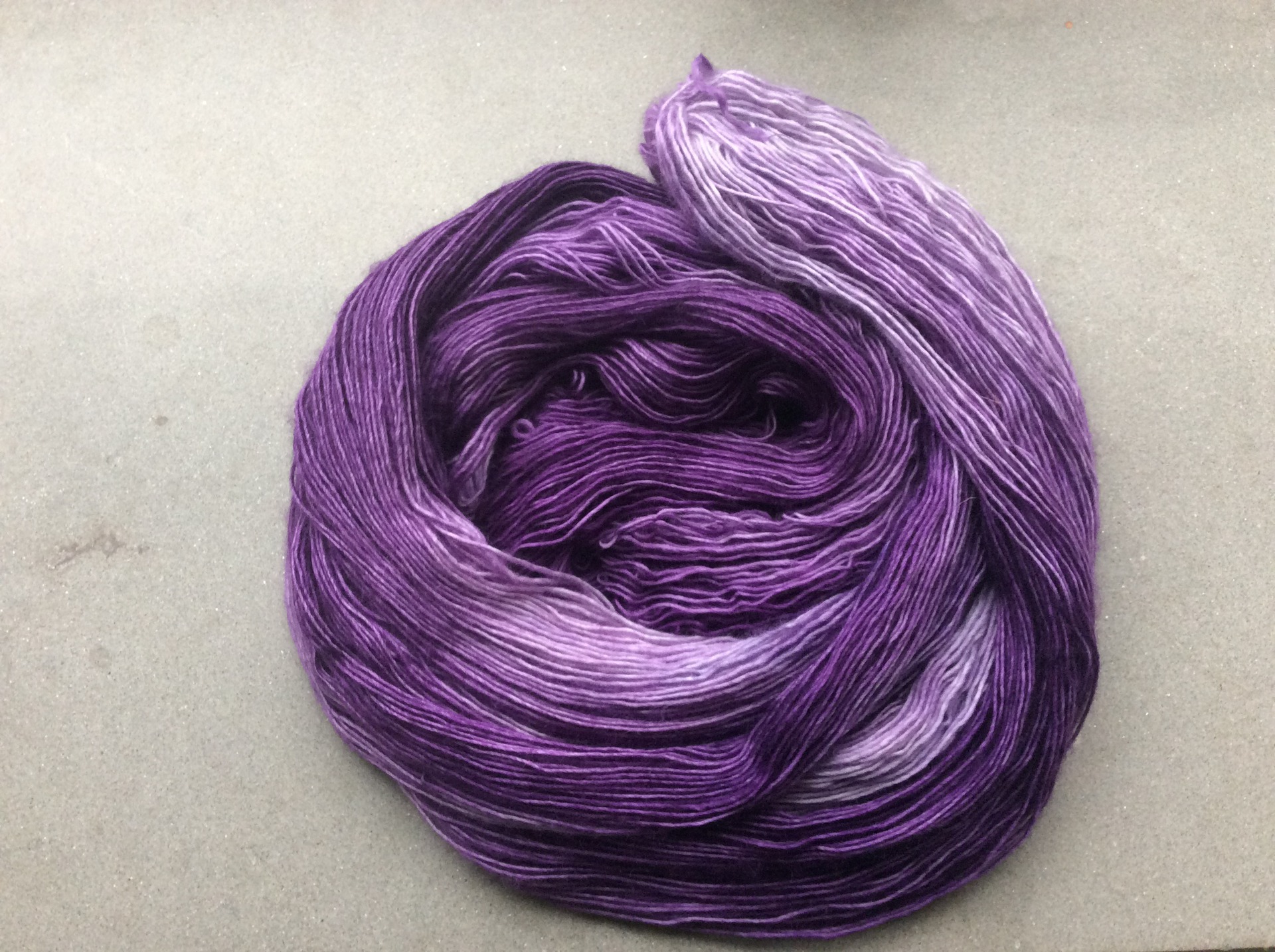 Merino inglese tinto a mano 'Berry' di Fish&Stich filati artigianali Merino inglese tinto a mano 'Berry', i filati artigianali di Fish&Stich