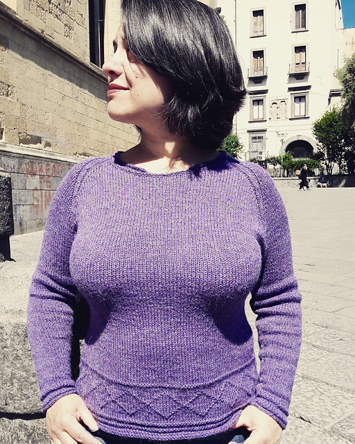 Esempio di pullover sagomato sui fianchi per una linea a clessidra. Ho aggiunto anche pinces orizzontali per il seno. per sagomare bene.