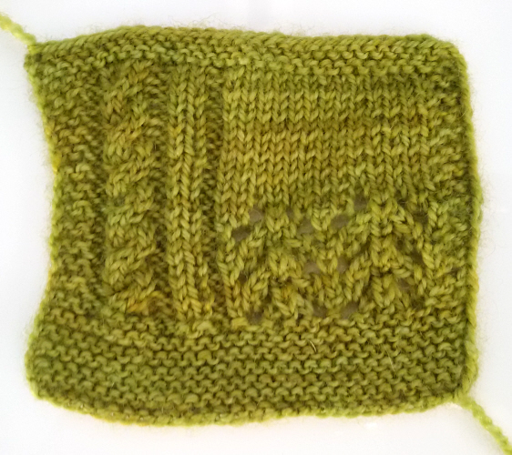 La tintura brilante esalta i motivi a trecce e traforati