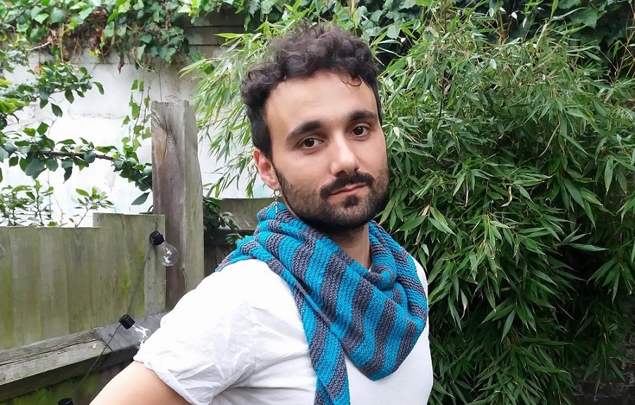 Behind the Weel è il modello di sciarpa asimmetrica a maglia di Enrico Castronovo a supporto dei giovani LGBTQ+