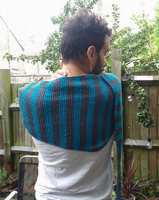 Behind the Weel è il modello di sciarpa asimmetrica a maglia di Enrico Castronovo. a supporto dei giovani LGBTQ+