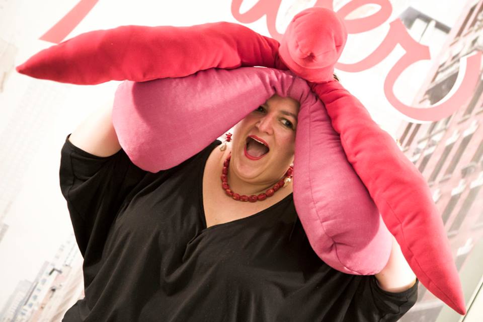 Violeta con uno dei suoi modelli anatomici in tessuto, in formato gigante