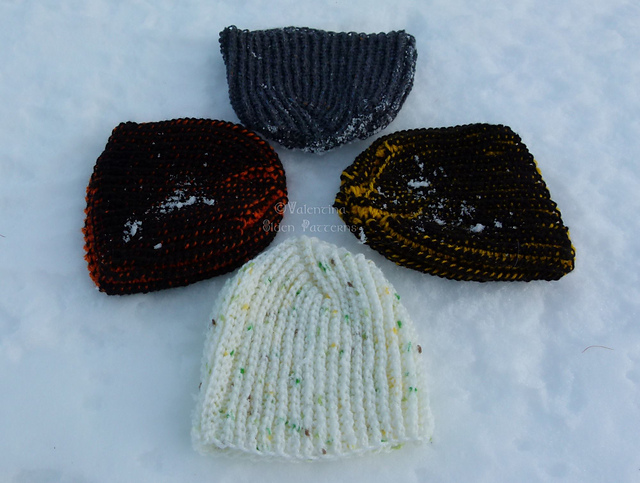 modelli di cappelli a maglia e all'uncinetto, per un Natale solidale