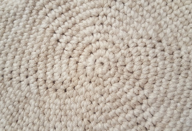 Due campioni all'uncinetto realizzati con il filato in cotone Catona Denim di Scheepjes