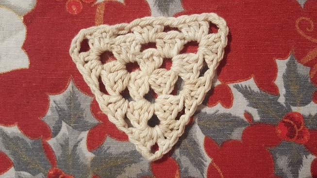 Due campioni all'uncinetto realizzati con il filato in cotone Catona Denim di Scheepjes Due campioni all'uncinetto realizzati con il filato in cotone Catona Denim di Scheepjes