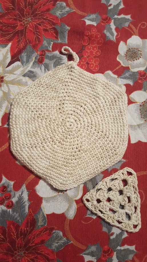 Due campioni all'uncinetto realizzati con il filato in cotone Catona Denim di Scheepjes