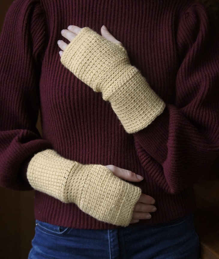 Manopoline tunisine è un modello di guanti senza dita lavorati all'uncinetto tunisino con Hollie di DMC