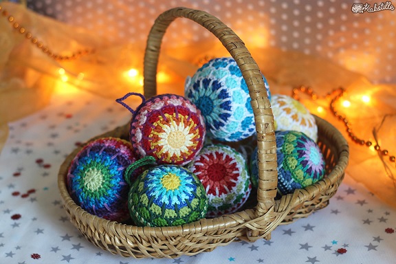 Kakotille Maillalenvers e il suo schema di decorazioni mandala di Natale