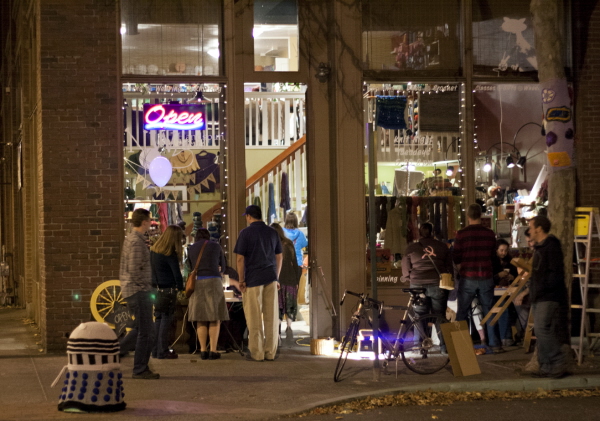 Le vetrine illuminate di Northwest Yarns