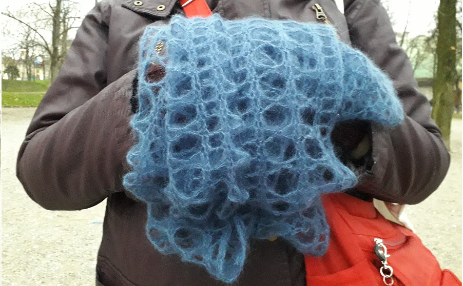 Stola all'uncinetto disegnata da Veruska e realizzata in Silk Mohair di Katia filati