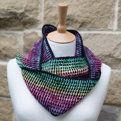 Il Rainbow Mesh Shawl usa una lavorazione che crea un effetto suggestivo