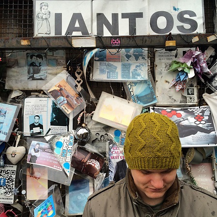 Il cappello Iant fotografato davanti all'altare dedicato al personaggio a Cardiff
