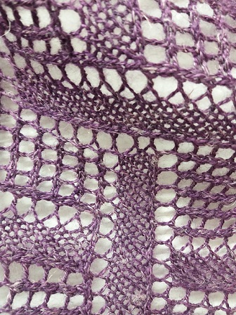 Dettaglio della stola New Moon On Monday