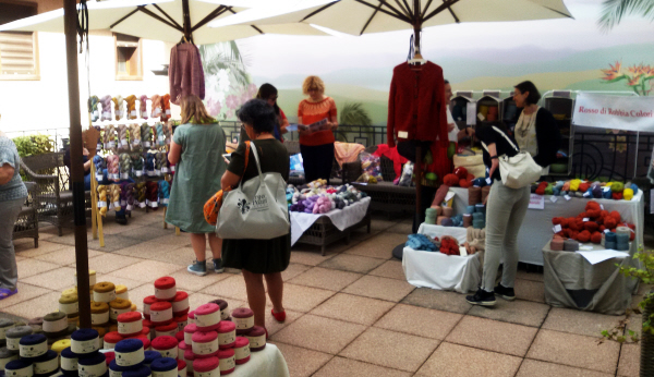 Parte dello spazio della mostra-mercato dei filati