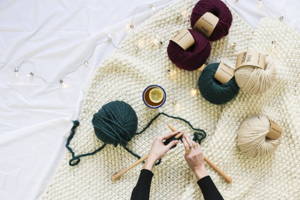 Lana, ferri, accessori permetono di realizzare il progetto