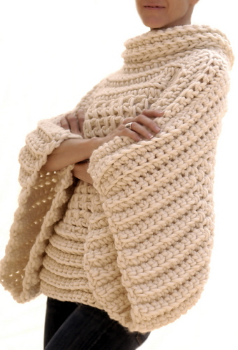 maglione con ampie maniche a kimono all'uncinetto
