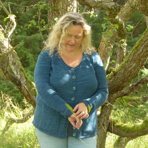 Blue Basalt, cardigan top down di Asa Tricosa