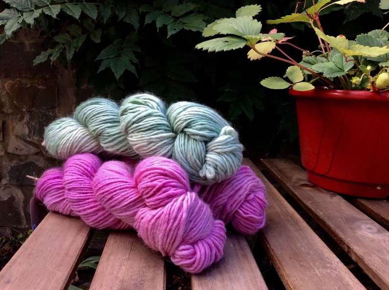 Romeo è lana di pecora Brogna tinta a mano da Fish & Stitch