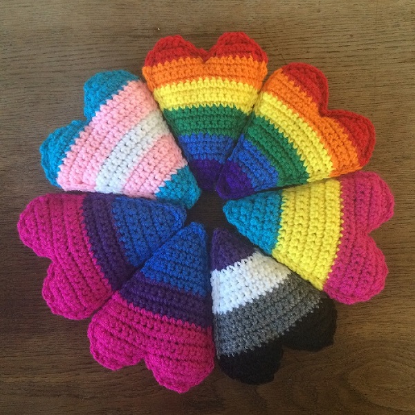 I cuoricini amigurumi all'uncinetto di Hanna W. con le bandiere LGBTQIA+