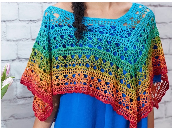 Il Fire and Ice Poncho pubblicato da Red Heart