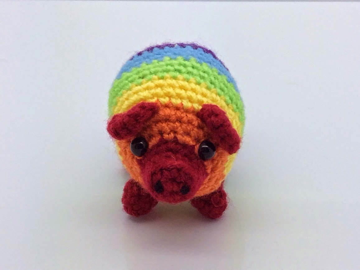 Fabrizio, il maialino arcobaleno all'uncinetto